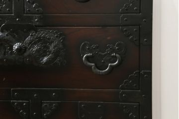 中古　美品　落ち着いた深い色味が魅力的なアンティーク調和箪笥(時代箪笥、衣装箪笥、収納箪笥、整理箪笥、タンス、引き出し)(R-073680)
