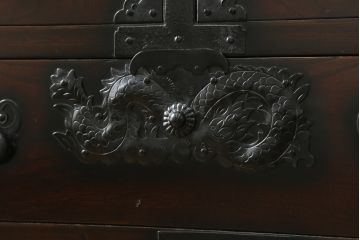 中古　美品　落ち着いた深い色味が魅力的なアンティーク調和箪笥(時代箪笥、衣装箪笥、収納箪笥、整理箪笥、タンス、引き出し)(R-073680)