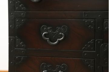 中古　美品　落ち着いた深い色味が魅力的なアンティーク調和箪笥(時代箪笥、衣装箪笥、収納箪笥、整理箪笥、タンス、引き出し)(R-073680)