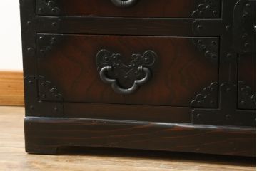 中古　美品　落ち着いた深い色味が魅力的なアンティーク調和箪笥(時代箪笥、衣装箪笥、収納箪笥、整理箪笥、タンス、引き出し)(R-073680)