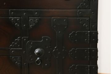 中古　美品　落ち着いた深い色味が魅力的なアンティーク調和箪笥(時代箪笥、衣装箪笥、収納箪笥、整理箪笥、タンス、引き出し)(R-073680)