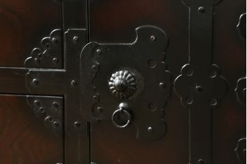 中古　美品　落ち着いた深い色味が魅力的なアンティーク調和箪笥(時代箪笥、衣装箪笥、収納箪笥、整理箪笥、タンス、引き出し)(R-073680)