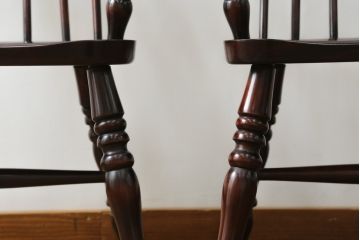 中古　国産民芸家具　デパート購入品　クラシカルな佇まいのウィンザーチェア2脚セット(ウインザーチェア、アームチェア、板座チェア、ダイニングチェア、椅子、イス)(R-073683)