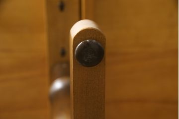 中古　美品　飛騨産業　キツツキマーク　穂高シリーズ　クラシカルなデザインが魅力的なダイニングテーブル(4人掛け、食卓、作業台)(R-073685)