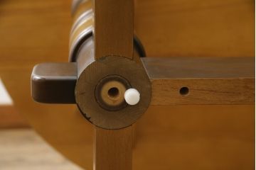 中古　美品　飛騨産業　キツツキマーク　穂高シリーズ　クラシカルなデザインが魅力的なダイニングテーブル(4人掛け、食卓、作業台)(R-073685)