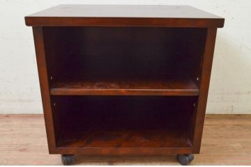 中古　美品!!　松本民芸家具　キャスター付きのクラシカルなサイドキャビネット(ナイトテーブル、サイドテーブル、花台、飾り台)(R-073690)