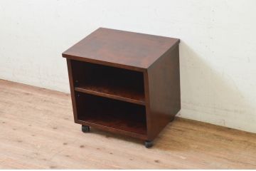 中古　美品!!　松本民芸家具　キャスター付きのクラシカルなサイドキャビネット(ナイトテーブル、サイドテーブル、花台、飾り台)(R-073690)