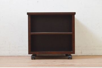 中古　美品!!　松本民芸家具　キャスター付きのクラシカルなサイドキャビネット(ナイトテーブル、サイドテーブル、花台、飾り台)(R-073691)