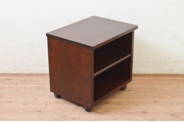 中古　美品!!　松本民芸家具　キャスター付きのクラシカルなサイドキャビネット(ナイトテーブル、サイドテーブル、花台、飾り台)(R-073691)