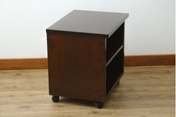 中古　美品!!　松本民芸家具　キャスター付きのクラシカルなサイドキャビネット　(R-073691)