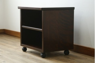 中古　美品!!　松本民芸家具　キャスター付きのクラシカルなサイドキャビネット　(R-073691)
