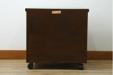 中古　美品!!　松本民芸家具　キャスター付きのクラシカルなサイドキャビネット　(R-073691)