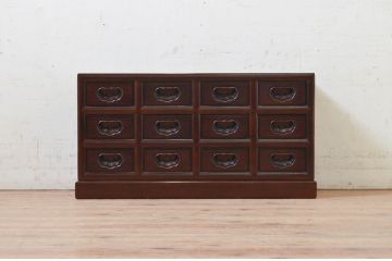 中古　美品　広島県　博永家具　ニレ材　漆塗り　引き出し12杯　特徴的な引手が魅力的なローチェスト(小引き出し、小物収納、収納箪笥、薬箪笥、整理タンス、ドロワー)(R-073692)