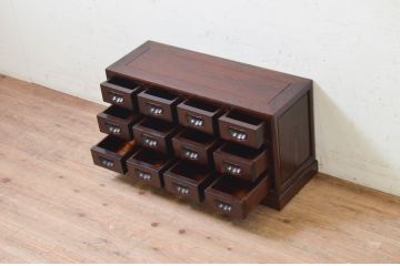 中古　美品　広島県　博永家具　ニレ材　漆塗り　引き出し12杯　特徴的な引手が魅力的なローチェスト(小引き出し、小物収納、収納箪笥、薬箪笥、整理タンス、ドロワー)(R-073692)