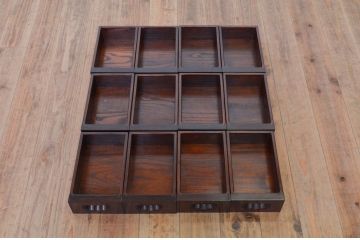 中古　美品　広島県　博永家具　ニレ材　漆塗り　引き出し12杯　特徴的な引手が魅力的なローチェスト(小引き出し、小物収納、収納箪笥、薬箪笥、整理タンス、ドロワー)(R-073692)
