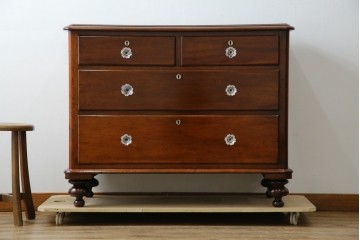 イギリスアンティーク　マホガニー材　ガラスの取っ手が目を惹くチェスト　(R-073696)