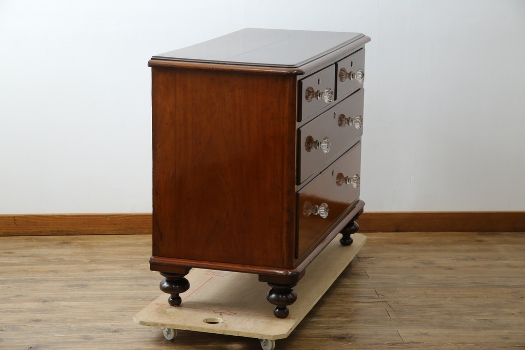 イギリスアンティーク　マホガニー材　ガラスの取っ手が目を惹くチェスト　(R-073696)