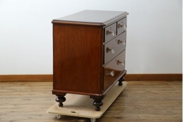 イギリスアンティーク　マホガニー材　ガラスの取っ手が目を惹くチェスト　(R-073696)