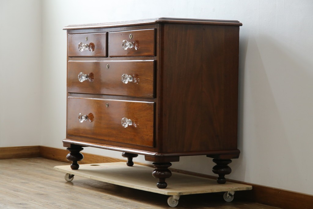 イギリスアンティーク　マホガニー材　ガラスの取っ手が目を惹くチェスト　(R-073696)