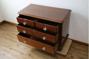 イギリスアンティーク　マホガニー材　ガラスの取っ手が目を惹くチェスト　(R-073696)