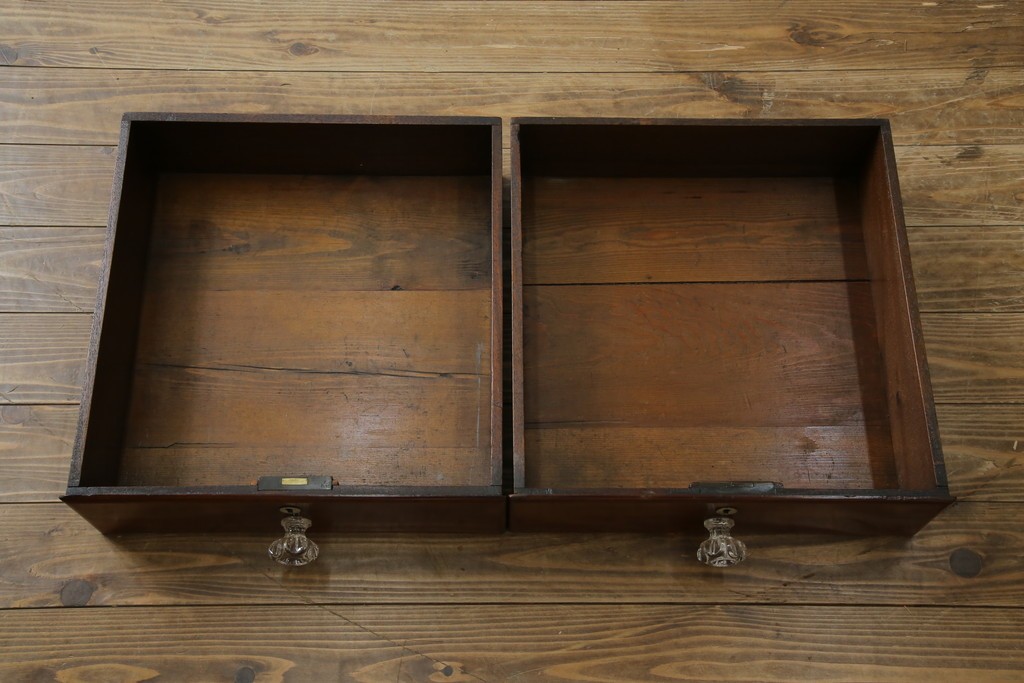 イギリスアンティーク　マホガニー材　ガラスの取っ手が目を惹くチェスト　(R-073696)