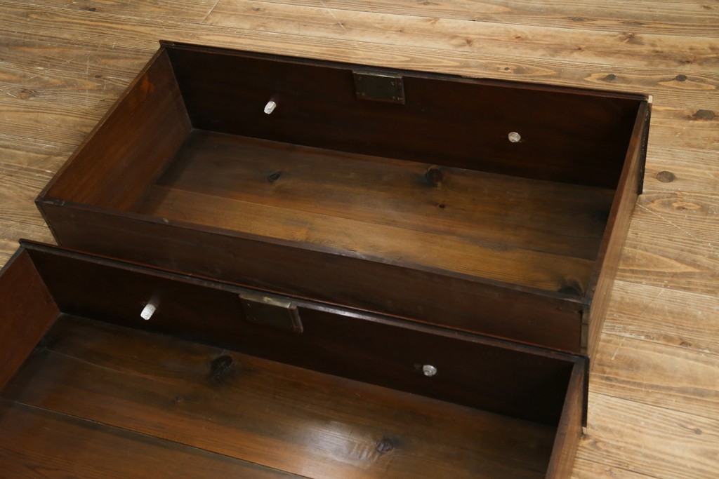 イギリスアンティーク　マホガニー材　ガラスの取っ手が目を惹くチェスト　(R-073696)