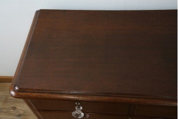 イギリスアンティーク　マホガニー材　ガラスの取っ手が目を惹くチェスト　(R-073696)