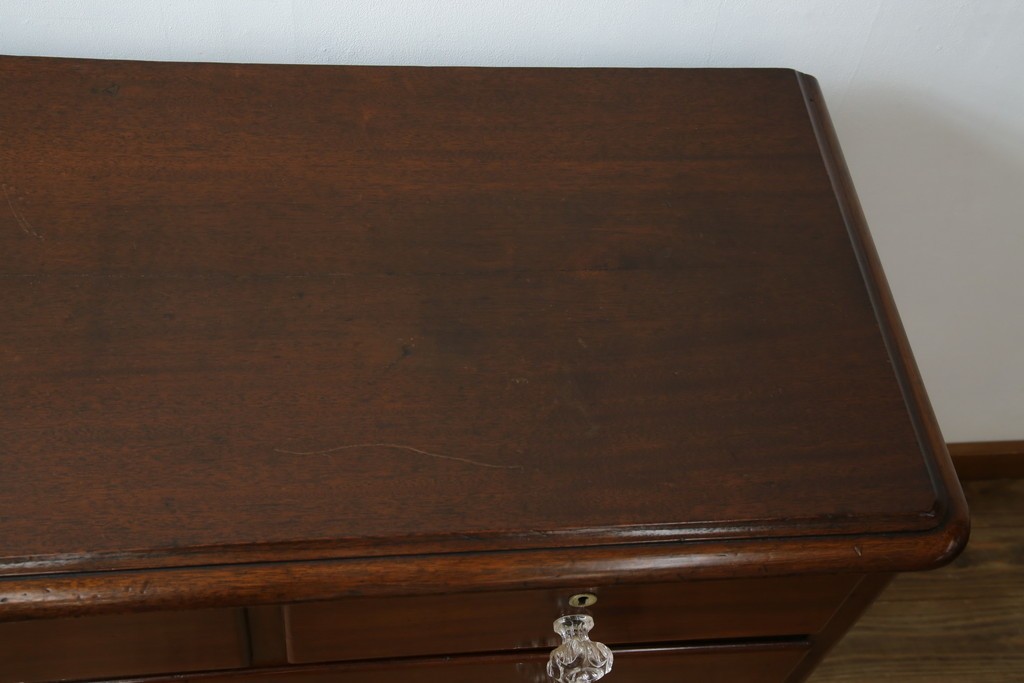 イギリスアンティーク　マホガニー材　ガラスの取っ手が目を惹くチェスト　(R-073696)