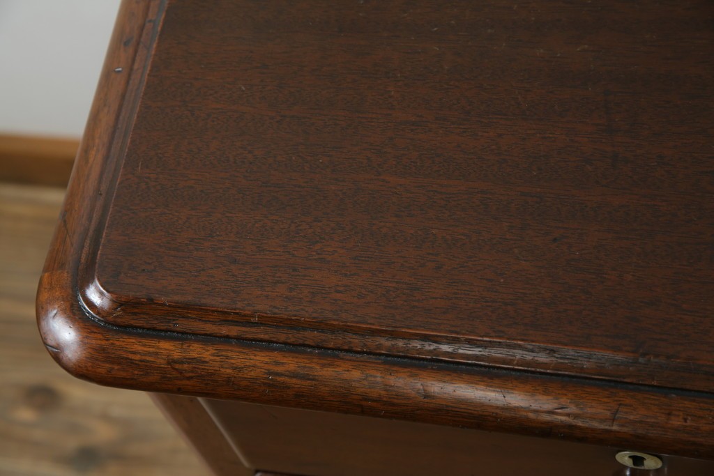 イギリスアンティーク　マホガニー材　ガラスの取っ手が目を惹くチェスト　(R-073696)