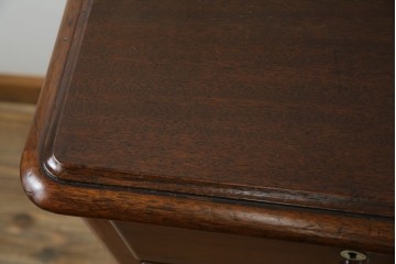 イギリスアンティーク　マホガニー材　ガラスの取っ手が目を惹くチェスト　(R-073696)