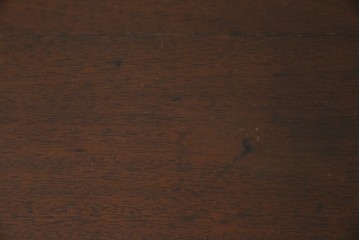 イギリスアンティーク　マホガニー材　ガラスの取っ手が目を惹くチェスト　(R-073696)