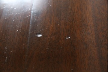 イギリスアンティーク　マホガニー材　ガラスの取っ手が目を惹くチェスト　(R-073696)