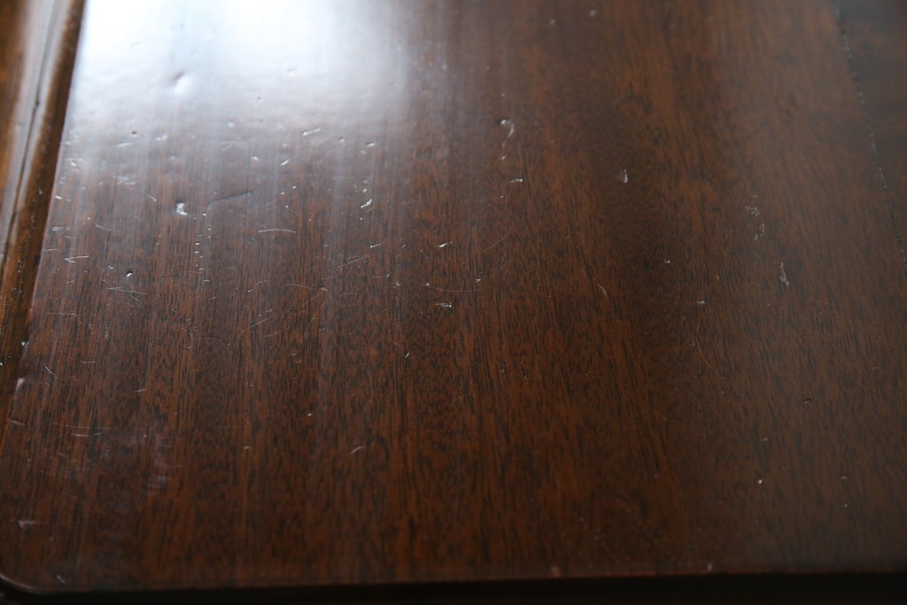 イギリスアンティーク　マホガニー材　ガラスの取っ手が目を惹くチェスト　(R-073696)