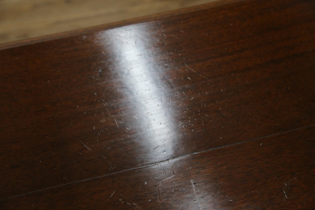 イギリスアンティーク　マホガニー材　ガラスの取っ手が目を惹くチェスト　(R-073696)