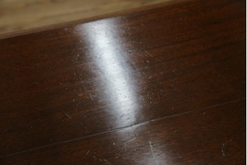 イギリスアンティーク　マホガニー材　ガラスの取っ手が目を惹くチェスト　(R-073696)