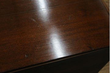 イギリスアンティーク　マホガニー材　ガラスの取っ手が目を惹くチェスト　(R-073696)