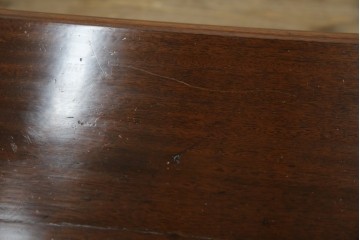 イギリスアンティーク　マホガニー材　ガラスの取っ手が目を惹くチェスト　(R-073696)