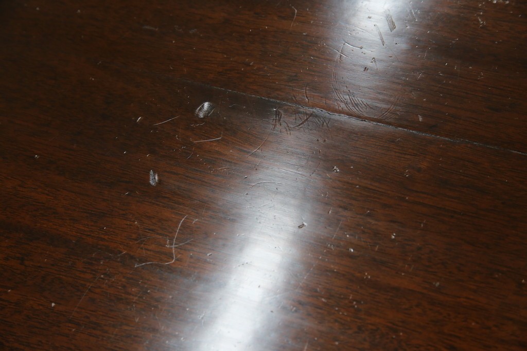 イギリスアンティーク　マホガニー材　ガラスの取っ手が目を惹くチェスト　(R-073696)