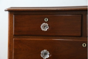 イギリスアンティーク　マホガニー材　ガラスの取っ手が目を惹くチェスト　(R-073696)