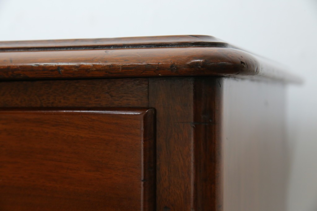 イギリスアンティーク　マホガニー材　ガラスの取っ手が目を惹くチェスト　(R-073696)