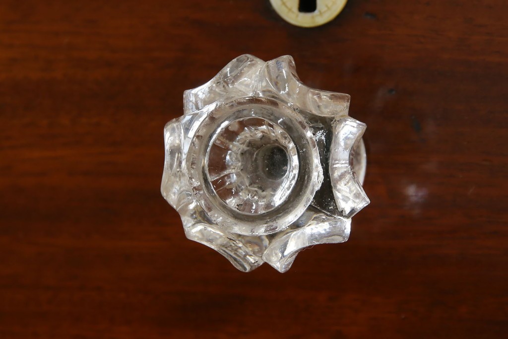 イギリスアンティーク　マホガニー材　ガラスの取っ手が目を惹くチェスト　(R-073696)