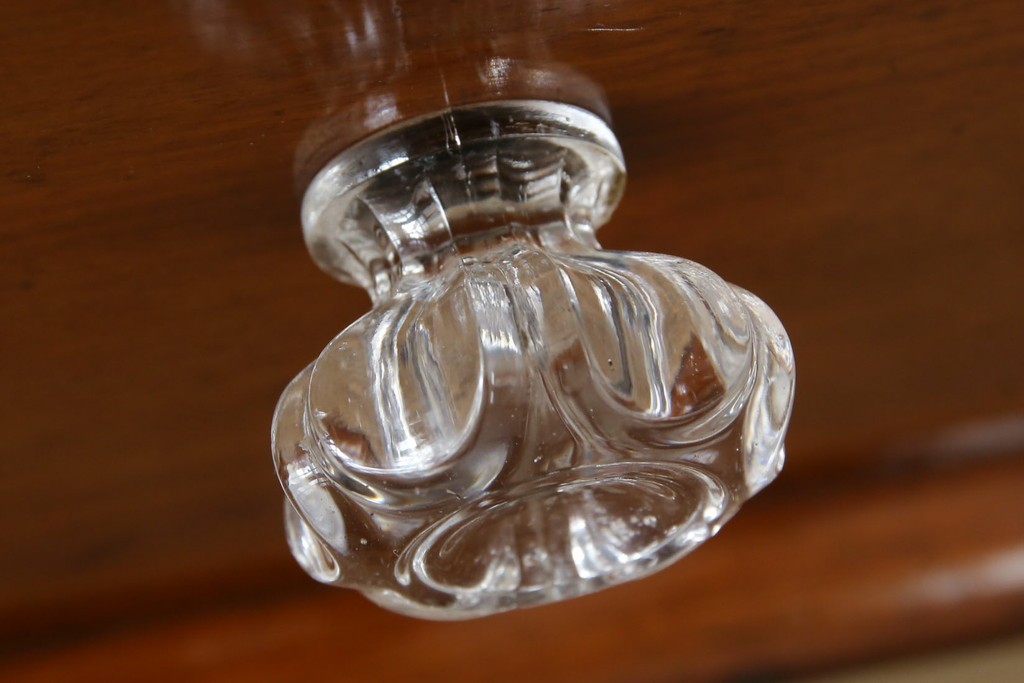 イギリスアンティーク　マホガニー材　ガラスの取っ手が目を惹くチェスト　(R-073696)