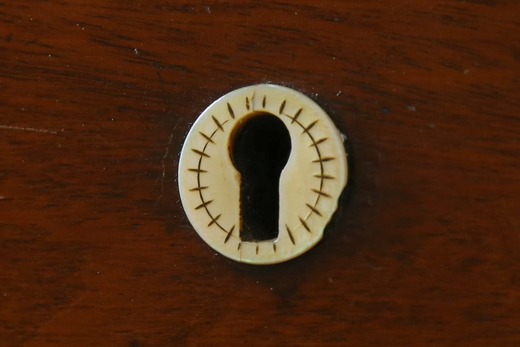 イギリスアンティーク　マホガニー材　ガラスの取っ手が目を惹くチェスト　(R-073696)