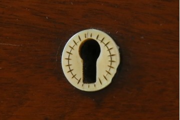 イギリスアンティーク　マホガニー材　ガラスの取っ手が目を惹くチェスト　(R-073696)