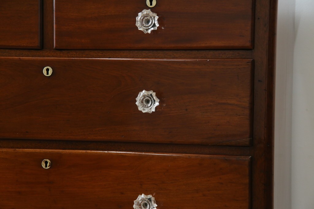 イギリスアンティーク　マホガニー材　ガラスの取っ手が目を惹くチェスト　(R-073696)