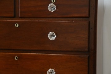 イギリスアンティーク　マホガニー材　ガラスの取っ手が目を惹くチェスト　(R-073696)