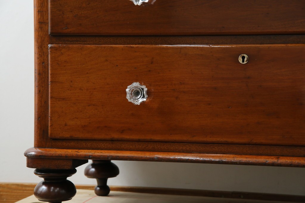 イギリスアンティーク　マホガニー材　ガラスの取っ手が目を惹くチェスト　(R-073696)