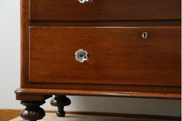 イギリスアンティーク　マホガニー材　ガラスの取っ手が目を惹くチェスト　(R-073696)