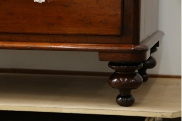 イギリスアンティーク　マホガニー材　ガラスの取っ手が目を惹くチェスト　(R-073696)