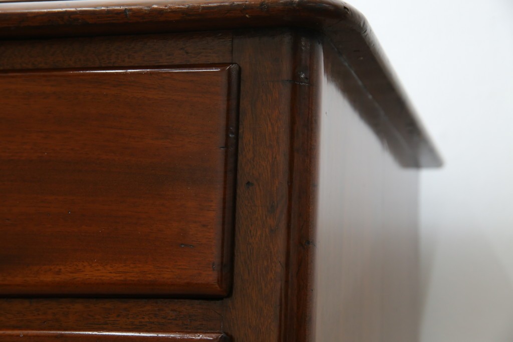 イギリスアンティーク　マホガニー材　ガラスの取っ手が目を惹くチェスト　(R-073696)